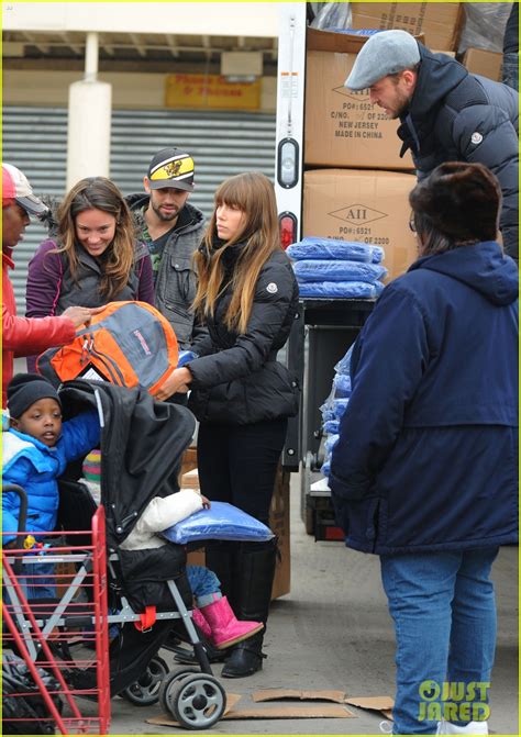 Justin Timberlake Jessica Biel Hurricane Sandy Relief Workers Photo Jessica Biel