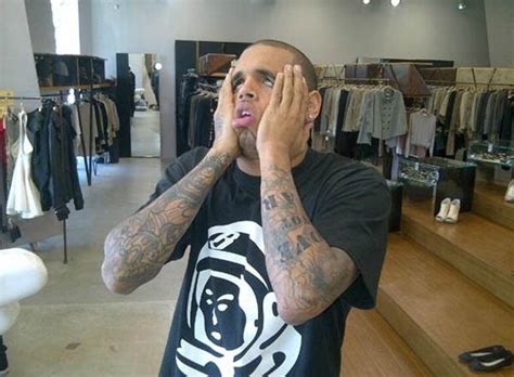 Team Breezy Chris Brown Com Uma Nova Tattoo No Braço Esquerdo