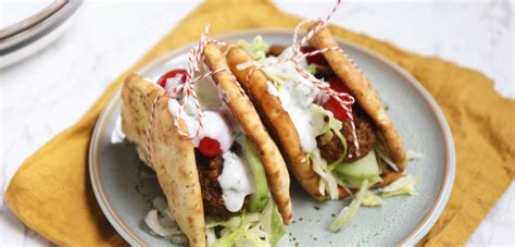 Homemade, veggie filled falafel, combined with turmeric infused golden rice, all stuffed inside fresh naan and topped with a special sauce. VEGA falafel naan wraps met knoflooksaus -Lekker en Simpel