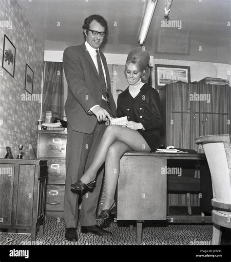 1970er Jahre Historische Trägt Einen Minirock Sekretärin Sitzt Auf