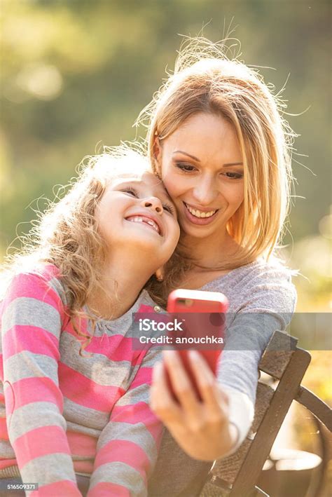 젊은 구슬눈꼬리 자신의 어린 딸이다 야외 가을에 대한 스톡 사진 및 기타 이미지 가을 가족 건강한 생활방식 Istock 0828