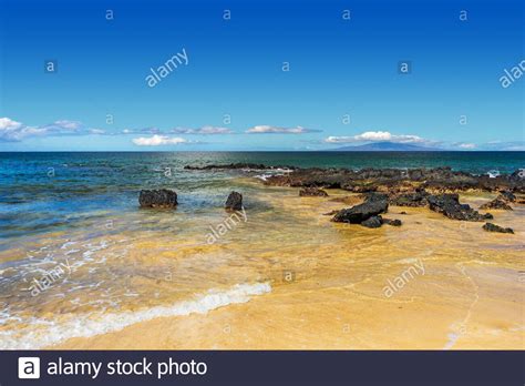 Meerblick Mit Großen Schwarzen Felsen Vom Kamaole Beach Auf Der Hawaii Insel Maui