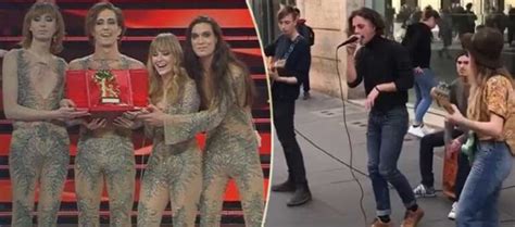Damiano david, sänger der italienischen rockband maneskin, weist drogenvorwürfe von sich. Maneskin: "In 4 anni siamo passati dai marciapiedi a ...