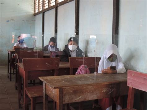 Belajar Tatap Muka, Meja Sekolah di Sekadau, Kalbar ...