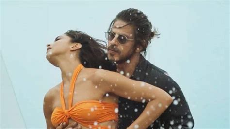 Deepika Padukone And Shah Rukh Khan Set Internet On Fire With Their Sensuous Moves In Besharam