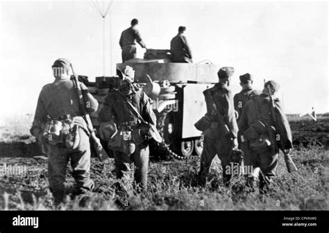 Deutsche Panzer Ii Und Infanterie An Der Ostfront 1943 Stockfotografie