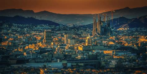It is the capital and largest city of the autonomous community of catalonia, as well. Piccole dritte su Barcellona. La grande città che nasconde ...