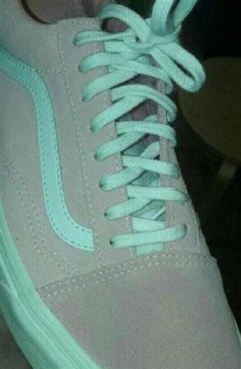 What Colour Are These Sneakers Optical Illusion Divides