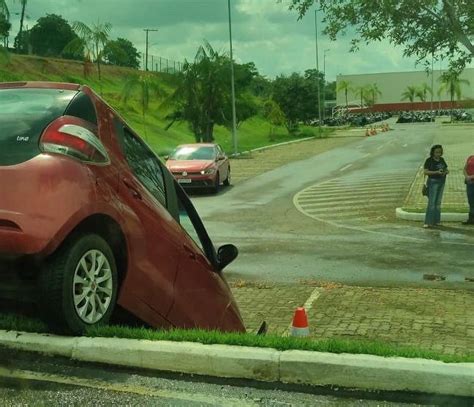 Motorista Perde O Controle E Carro Cai Em Valeta Na Entrada Do Via