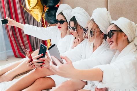 tempo de selfie garotas de roupão tirando fotografia móvel hábito de diversão e relaxamento