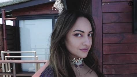 Sonakshi Sinha Cleavage Show Bts Photo Shoot In Maldives Lsa 4k Uhd