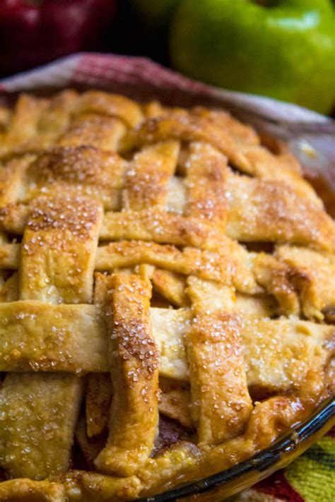 There is nothing more amazing than tender, sweet apples sitting on a delicious layer of creamy cheesecake. The BEST Homemade Apple Pie ~ Recipe | Queenslee Appétit