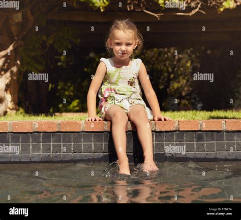 Entzückende Kleine Mädchen Sitzen Vom Rand Des Pools An Sonnigen Tag Zu