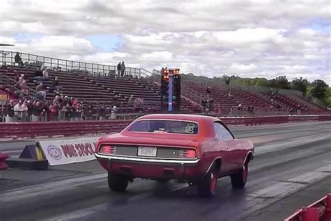 Watch The Iconic Hemi Cuda Drag Race A Plymouth Road Runner