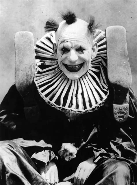 20 horrifying old vintage photographs that will haunt your dreams scary clowns creepy clown