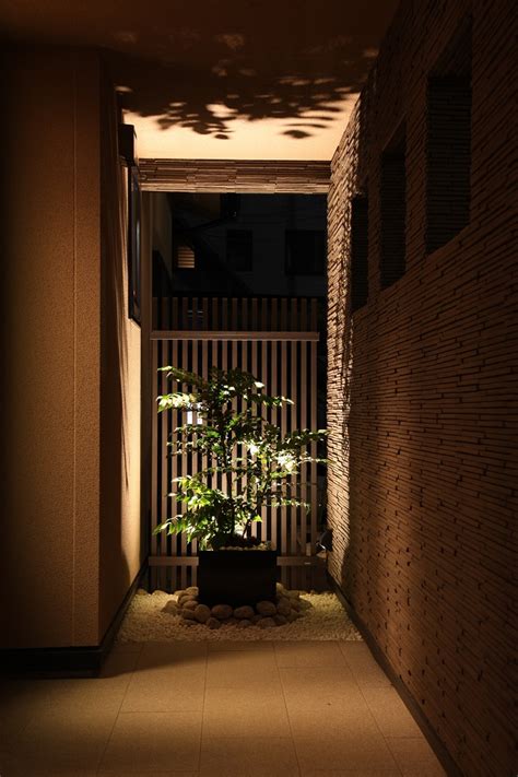 This song was featured on the following albums: 坪庭や中庭をライティングで夜も身近に。狭い場所でも ...