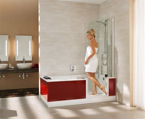 Das badezimmer verfügt über eine freistehende badewanne, eine ebenerdige dusche und einen beistelltisch mit eigenem spiegel. TWINLINE 2 - Die Badewanne der Zukunft | © Artweger GmbH ...