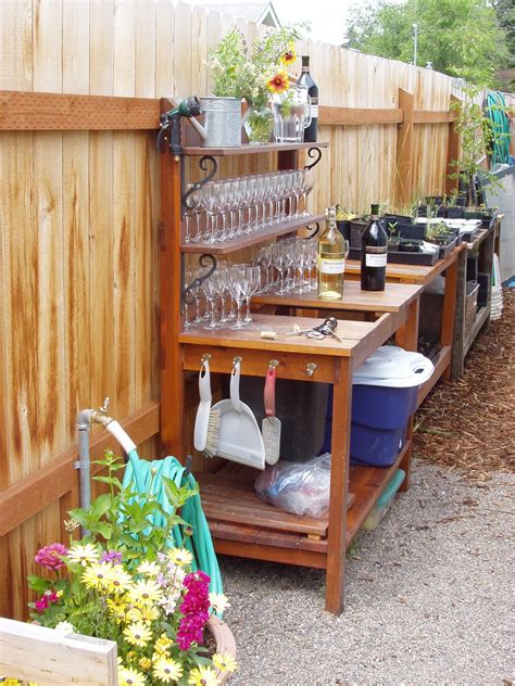 A garden bench is not just a garden bench, you know. Simpel DIY Garden Work Bench | Interior Design Ideas