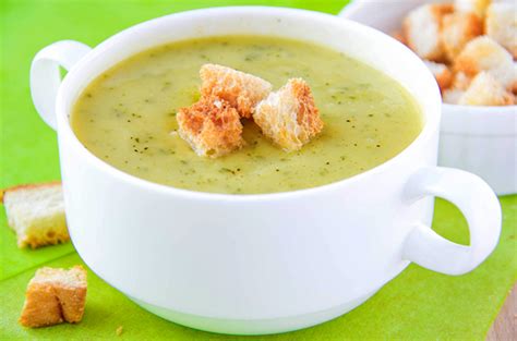 Cuire le riz à l'eau, l'égoutter, le réserver. Petite soupe de courgette et poireau « Cuisine de bébé 👼