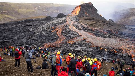 Volcan Islandais Des Milliers De Personnes Affluent Au Bord Dune