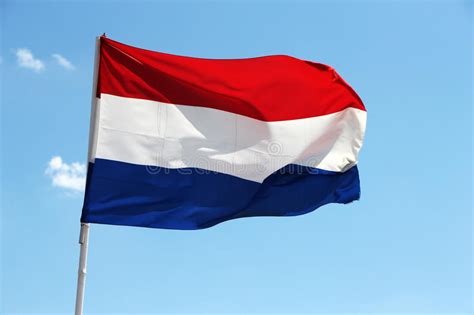 Flagga Av Nederländerna Med Röd Vit Och Blå Och Molnig Himmel Arkivfoto