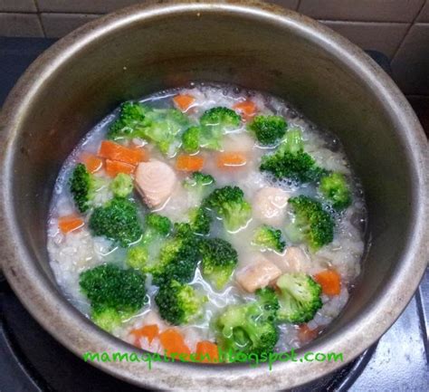 Masak nasi dengan menggunakan rebusan stok ayam. Resepi Bubur Nasi Bersama Salmon + Brokoli + Carrot
