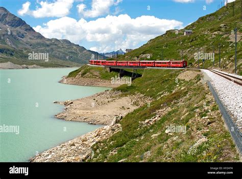 Zug Der Rhaetischen Bahn Am Lago Bianco Am Bernina Pass In Den