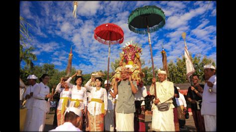 Pembimas Hindu Dan Ribuan Umat Hindu Banten Ikuti Persembahyangan Tawur