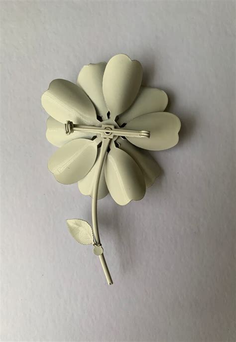 White Flower Pin Gem