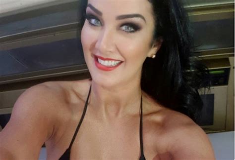 Aos 40 Anos Helen Ganzarolli Sensualiza Com Maiô Decotado