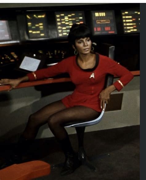 Nichelle Nichols As Lt Uhura Star Trek Crew Star Trek Tv Star Wars
