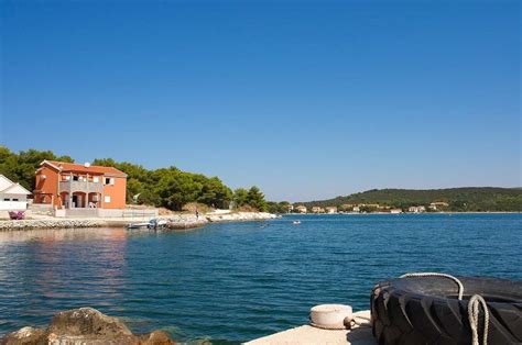 Wohnungen zum verkauf in einem neuen gebäude in der stadt trogir. Insel Dugi Otok, Dalmatien: Haus direkt am Meer