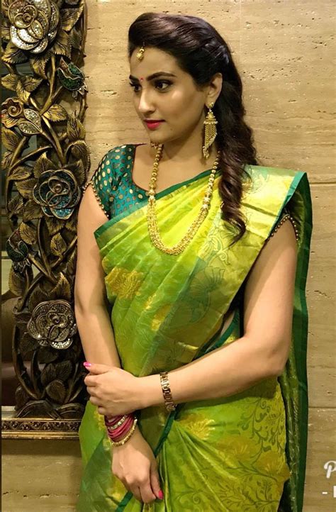 South Indian Queen Model Tv Anchor Manjusha Stills In Traditional Green