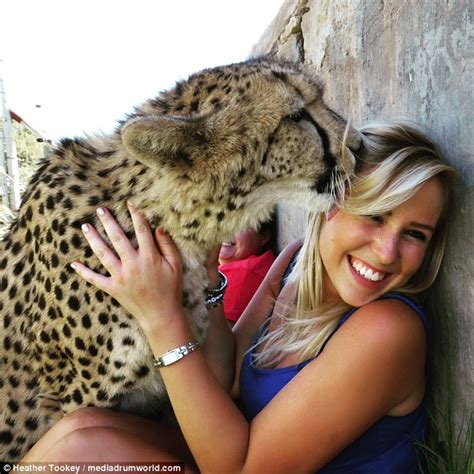 Kent Woman Hugs Cheetahs In Incredible Bond Daily Mail Online