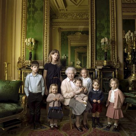 La Reina Isabel con sus nietos James y Louise y sus cinco bisnietos en su cumpleaños La