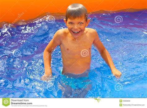 Il Ragazzo Sorridente Nuota In Stagno Fotografia Stock Immagine Di Stagno Bambino