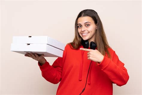 Entregadora De Pizza Segurando Uma Pizza Sobre Parede Isolada E