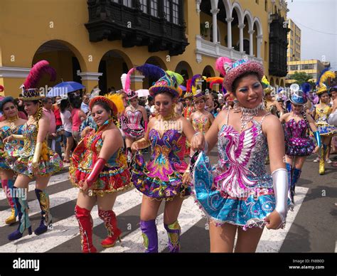 mujeres en traje tradicional peruano bailando en las calles de lima