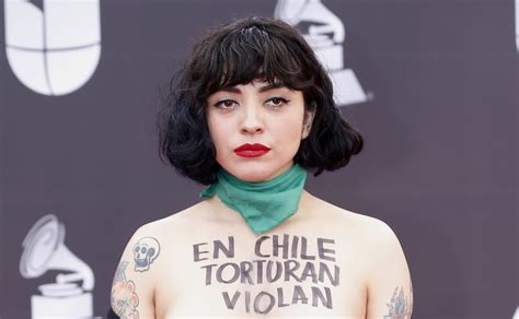 latin grammy 2019 mon laferte protesta en topless por chile