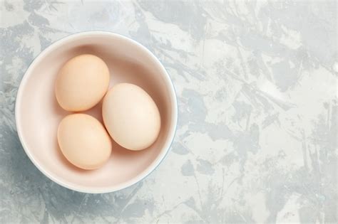 Vista Superior De Huevos Enteros Crudos Dentro De Un Plato Pequeño En