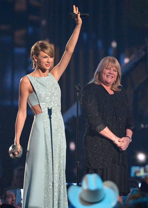 Taylor Swift S Mom Andrea Took Her Shopping When She Was Bullied In School Glamour