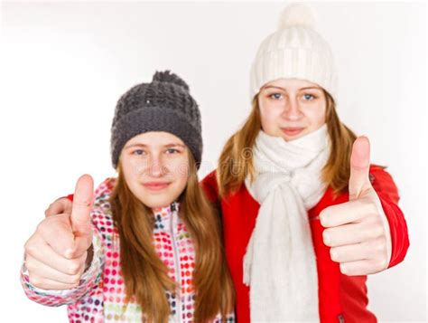 Glückliche Junge Schwestern Die Sich Daumen Zeigen Stockbild Bild