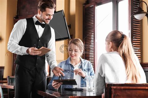 服务员在餐厅点菜高清图片下载 正版图片 摄图网