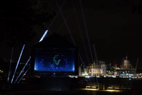 Three Unveils Worlds First Holographic Ad On The South Bank