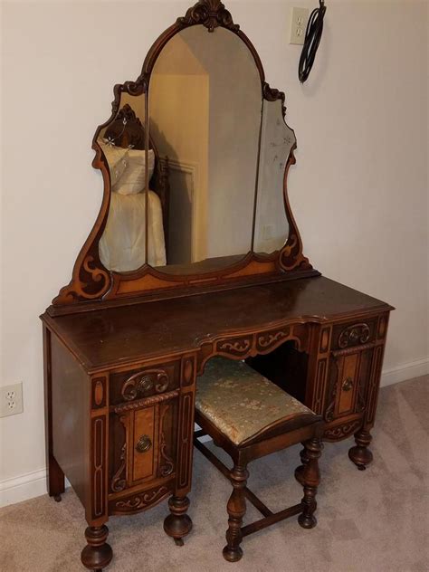 Auction Ohio | Antique Vanity