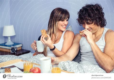 Glückliches Paar Beim Gemeinsamen Frühstücken Ein Lizenzfreies Stock Foto Von Photocase