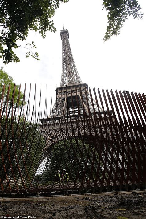 Glass Walls Not Metal Fencing To Surround Eiffel Tower Daily Mail