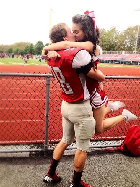 Pɪɴᴛᴇʀᴇsᴛ Kᴇᴋᴇ Bʟᴀsɪᴀɴ Bᴀʀʙɪᴇ Football Cheerleader Couple Football Couples Goals Football