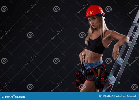 Sexy Bouwvrouwelijke Werknemer Met Ladder Op Zwarte Achtergrond De Vrouw Draagt Een Bouwhelm En