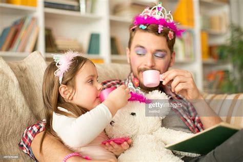 Cute Daughter And Her Father Having Princess Time Stockfoto Getty Images
